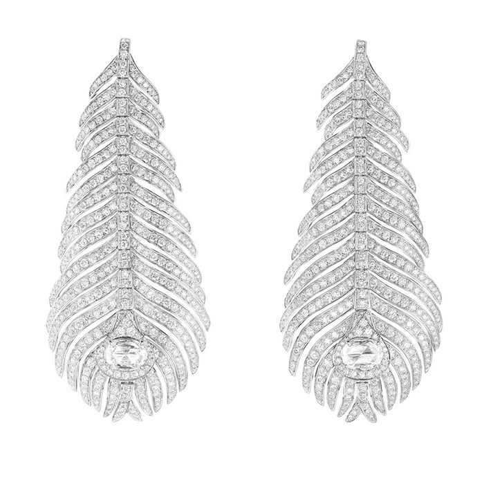 Boucheron Plume de Pano 孔雀羽毛鑽石耳環,3,030,000元。